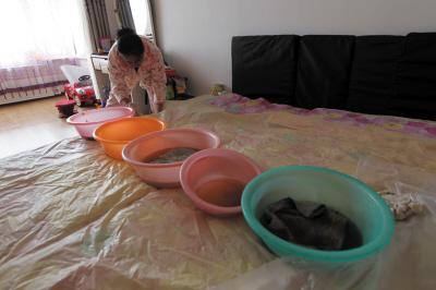 大丰镇楼上漏水，住户失联，小区没物管，业主维权难！律师来支招……